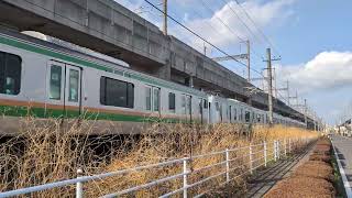 E233系3000番台.E-17編成+E-57編成が上野東京ライン.東海道線直通.普通.小田原行きとして警笛を鳴らして小山〜間々田間を通過するシーン‼️