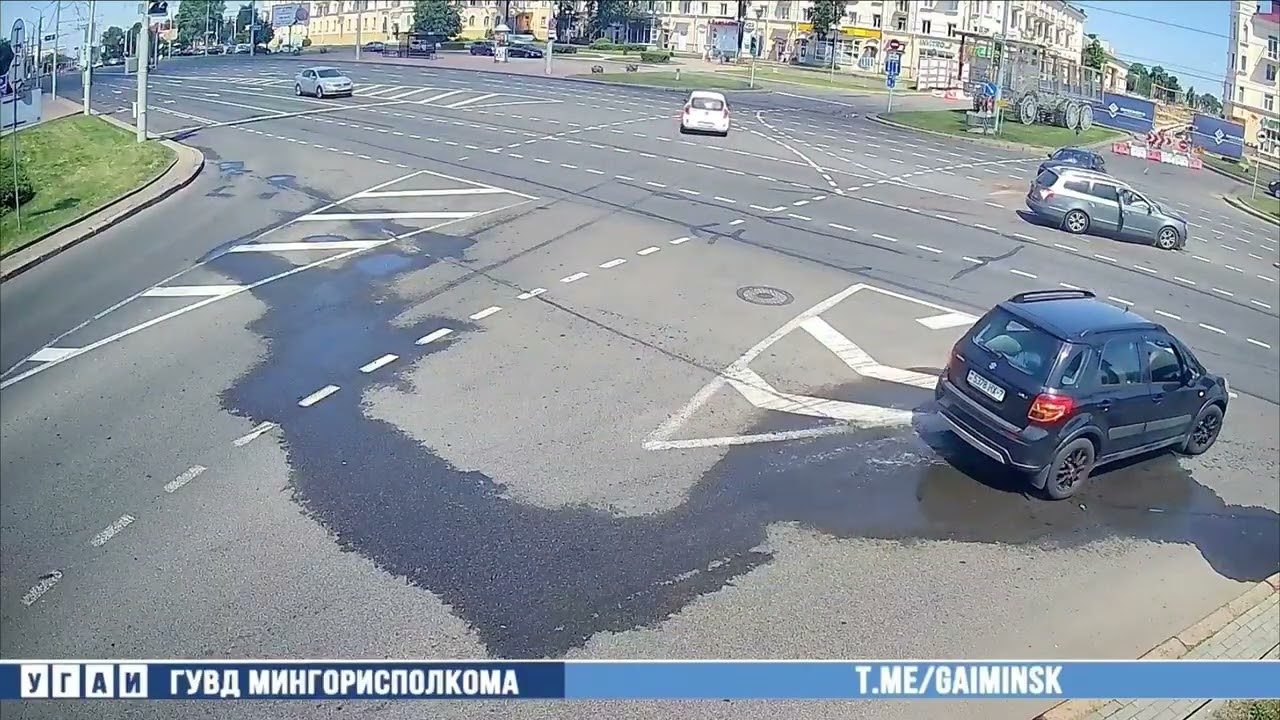Две легковушки столкнулись на столичном перекрестке 28 июня