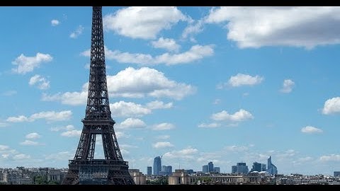 EİFFEL TOWER FULL OF RUST AND İN NEED OF REPAİR