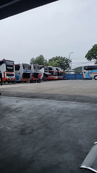 Aktifitas sabtu pagi di garasi PO.ROSALIA INDAH MALANG