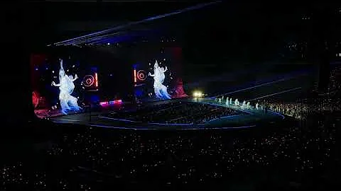 BLACKPINK JENNIE SOLO HANDLEBARS WITH THE IE LIKE JENNIE DEADLINE WORLD TOUR IN PARIS 2025 