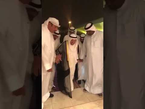 أمير الكويت يحضر عقد قران مواطن كويتي بعد دعوته له