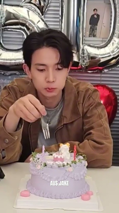 the way he eats the whole thing 😭 #enhypen #heeseung