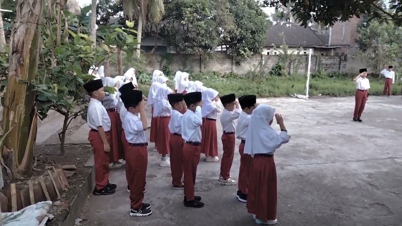 Upacara bendera hari perdana di tahun ajaran 2025/2026