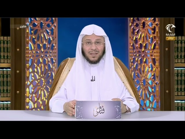 ‏هل يجوز لمن كان يقرأ القرآن وهو على السرير ومر بآية سجدة أن يسجد على السرير؟ | الشيخ عزيز بن فرحان