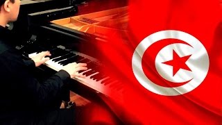 عازف اوكراني  يعزف النشيد الوطني التونسي