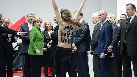 FEMEN give Putin and Merkel an eyeful in Hanover