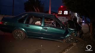 Carro colide contra árvore em Pato...