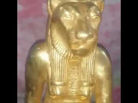 تمثال فرعوني مطلي بماء الذهب