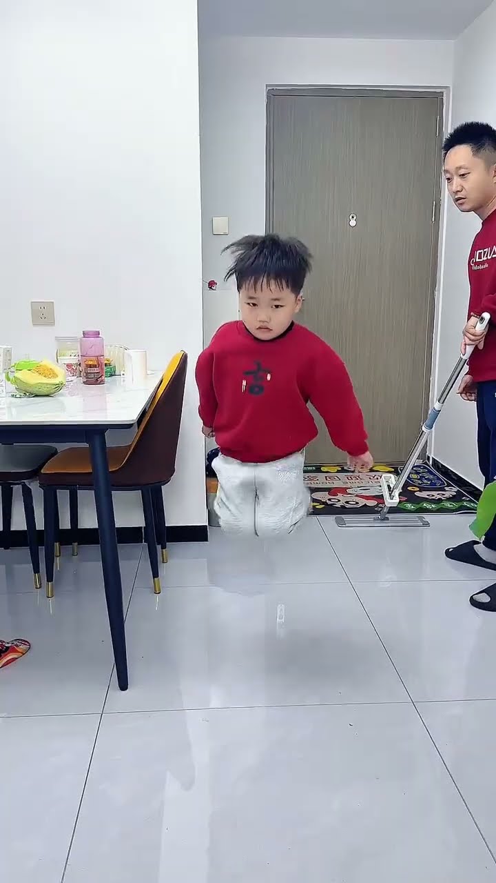儿子脚不沾地就能到沙发！#呆萌小米宝#萌娃#熊孩子