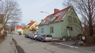 Walking in Stockholm Suburb Enskededalen (4K, 60fps)
Recorded on 6 April 2022 at 5.00 p.m.
Temperature: 6°C/43℉
A walk in Enskededalen district in Skarpnäck borough, Stockholm, Sweden. Enskededalen consists mostly of detached housing which were built as a garden city in the 1920s.
SUPPORT THE CHANNEL
Buy me a coffee:
https://ko-fi.com/nordinwalks
Contact: nordinwalks@gmail.com (I speak Swedish as well)
Watch in 4K for best experience.
MY GEAR:
DJI Osmo Pocket/DJI Pocket 2
Zoom H1n
Roland CS-10EM Binaural Microphones
Saramonic Dual LavMic
Stockholm Sweden (Sverige) 2022 city tour 4K 60fps video walk. City walk through Stockholm video. Walking travel tour around in Stockholm, Sweden, Europe. Street asmr binaural 3D sounds of the city ambience. Visit the Capital City of Sweden through this virtual walk 4K video. Ultra HD. Walking in Stockholm Suburb Enskededalen (4K, 60fps)