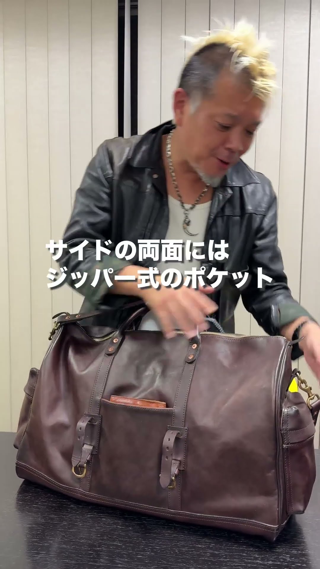 Goes well with leather jackets] A leather Boston bag that