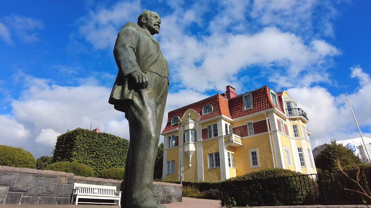 Taking the Long Way to the S-Market - Walking in Helsinki