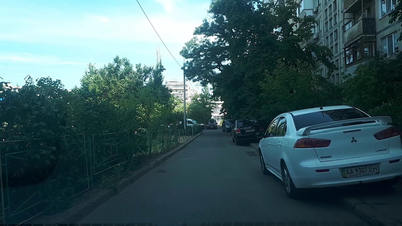 Повторяем заезд и выезд задом из двора - YouTube