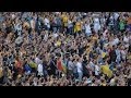 ユーロ2012キエフ。メイン広場でサッカーを見ている人々の拍手。。素材
