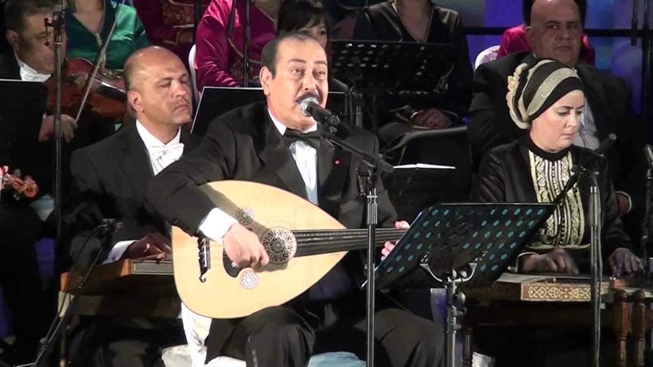 لطفي بوشناق يبكي إثر آداء أغنية 