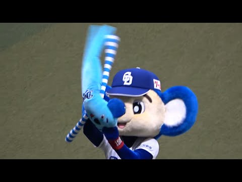 長谷川さん「試合をひっくり返しましょう！」→モケケをひっくり返すドアラ (2022/04/01)