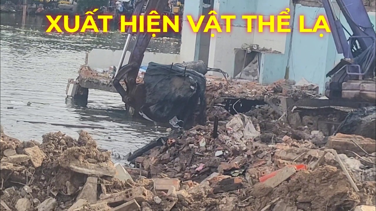 Xuất hiện vật thể lạ dưới Bờ Bắc Kênh Đôi đường Nguyễn Duy Quận 8 cũ