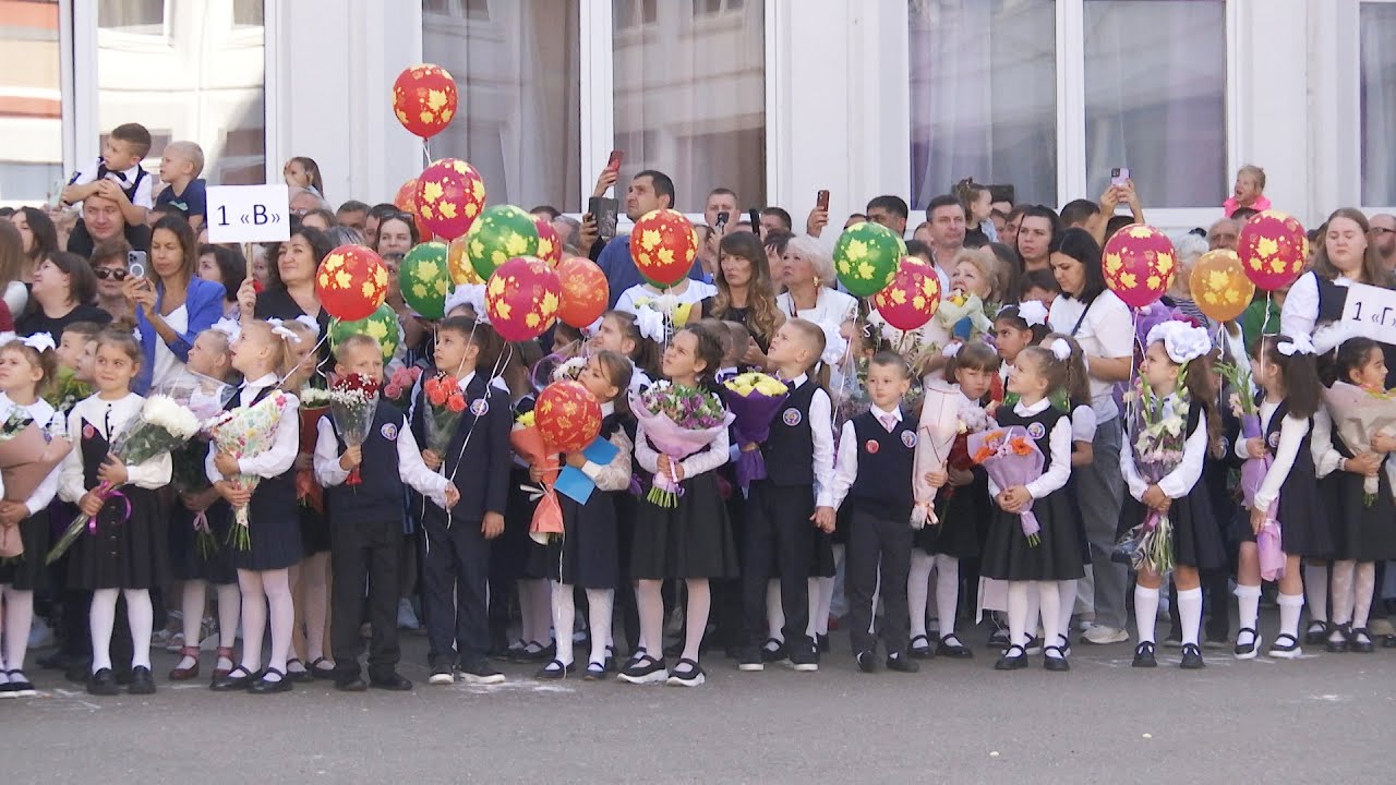 Торжественная линейка в гимназии 56