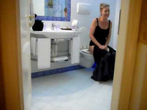 Blonde Toilet 109