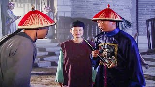 狗門衛不讓紀曉嵐進門,誰料紀曉嵐一句話,門衛求著他進!