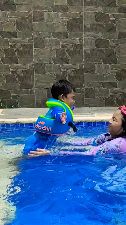 C'mon,I'm Gonna Catch You!😁#swimming #swimmingpool #shortsvideo #shortvideo #shorts #short #fun #wow