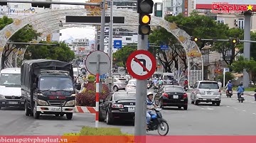 Nút giao thông Cầu Rồng rất đông và có biển cấm rẻ trái nhé