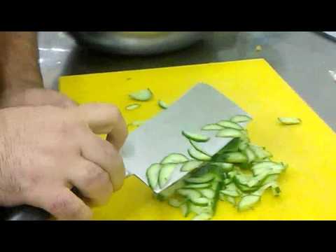 როლიკა ჭრის