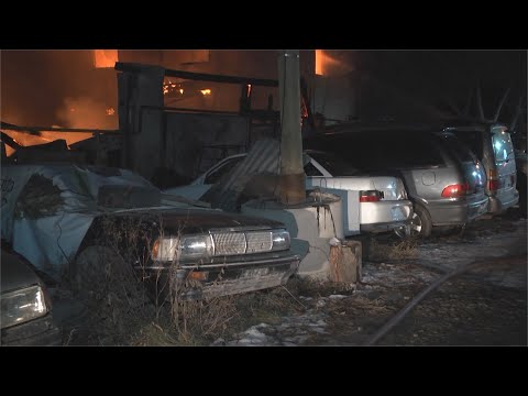 В горящем автосервисе