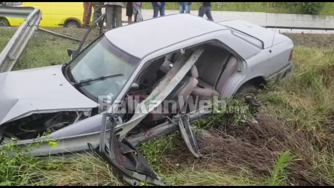 Makina përfundon jashtë rruge, plagoset shoferi. Pamje të rënda