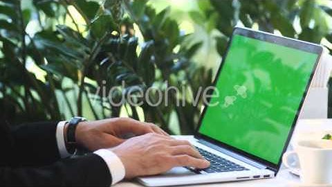 Videohive Laptop Green Screen Mock-up in Use.mp4