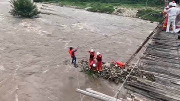 Chinese firefighters rescue men trapped in river