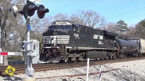 NS 7588 (GE ES40DC) leads NS V17