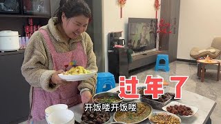 大年三十年夜饭，媳妇包了饺子，给孩子们发了压岁钱一家人真幸福【奶茶阿姨】