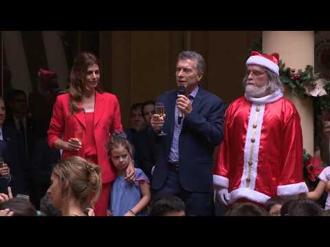 El presidente Macri compartió un brindis con el personal de la Casa Rosada