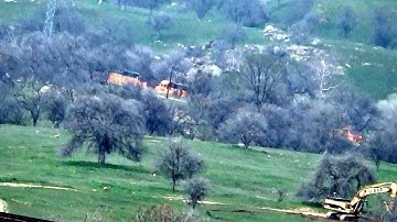 BNSF 5-locomotive mixed freighter climbs Tehachapi loop (2 of 9)