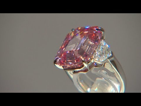 На аукционе Christie's продадут редкий розовый бриллиант за 30-50 млн долларов