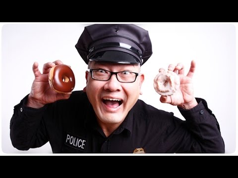 Видео: Преступник сдается и приносит пончики в полицию