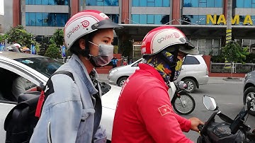 Nghề chú hề lái xe hơi quảng cáo cho rạp xiếc trên mọi nẻo đường ở Sài Gòn.