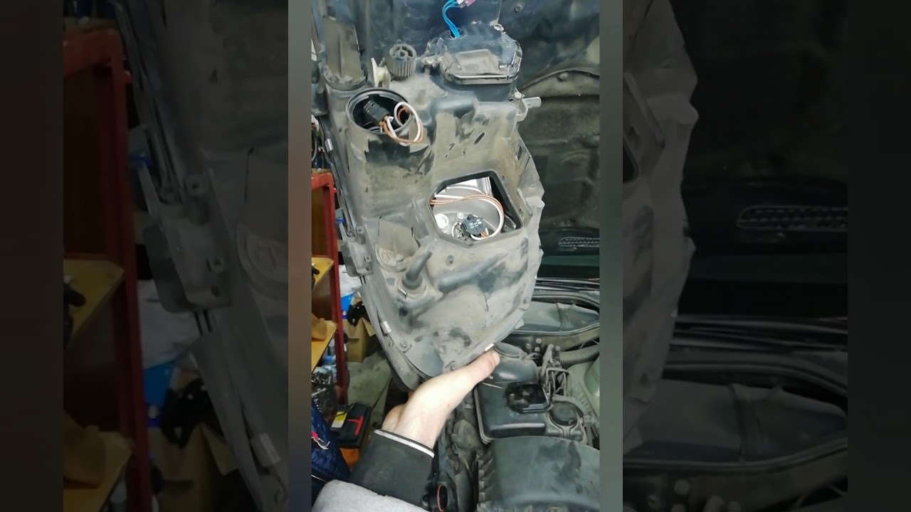 Замена ПРОТИВОТУМАНОК на бмв. - YouTube