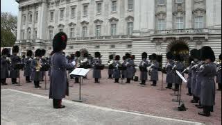 The Royal Band played BLACKPINK’s “DDU-DU DDU-DU” at the Buckingham Palace! 🇬🇧