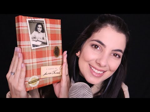 ASMR BINAURAL - BIBLIOTECÁRIA (Tapping, sons de páginas, sussurros relaxantes)