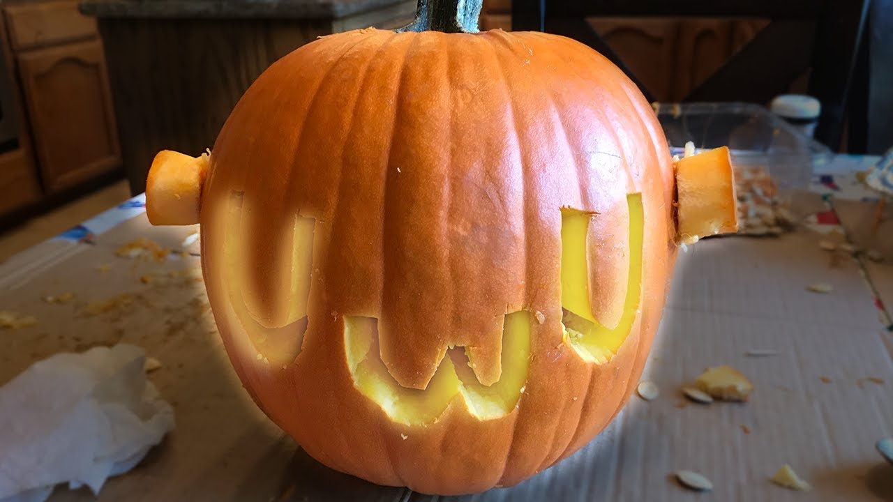 I carved an uwu pumpkin... - YouTube