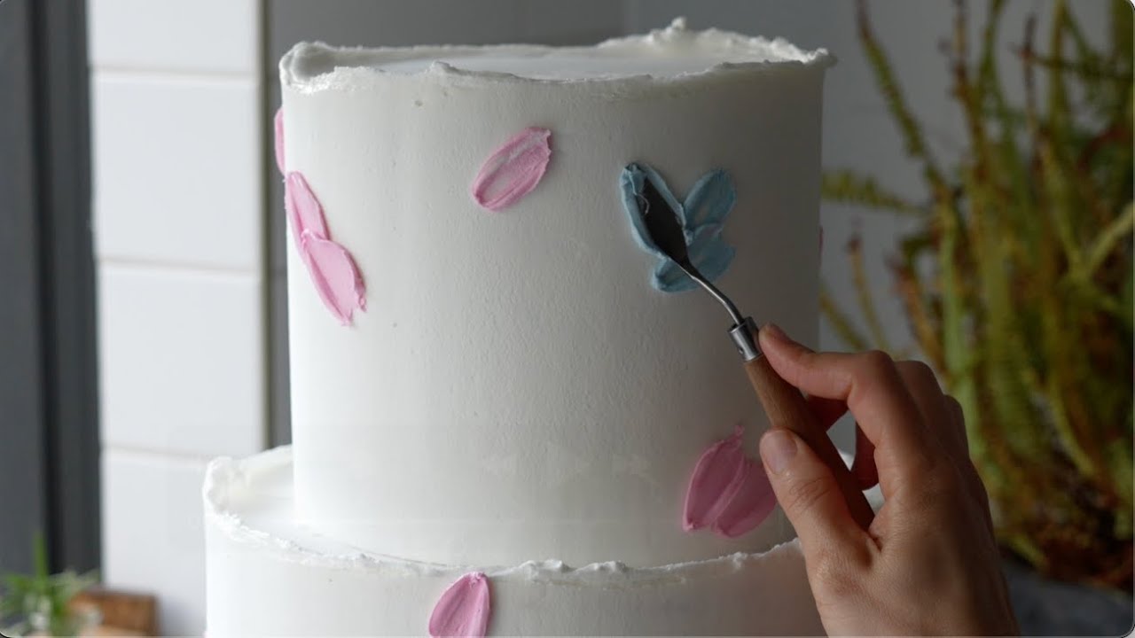 Сборка двухъярусных тортов и создание дизайна из крема с помощью мастихина