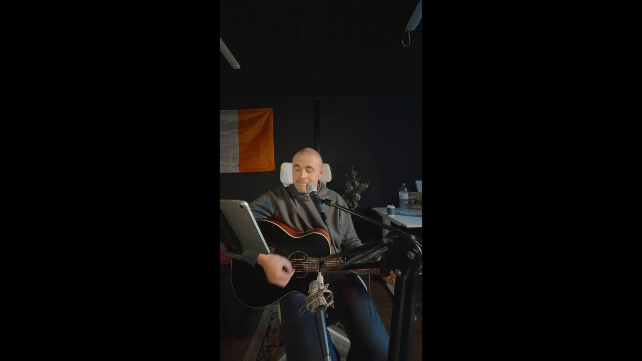 Singing a few tunes and talking absolute shite  (Live)