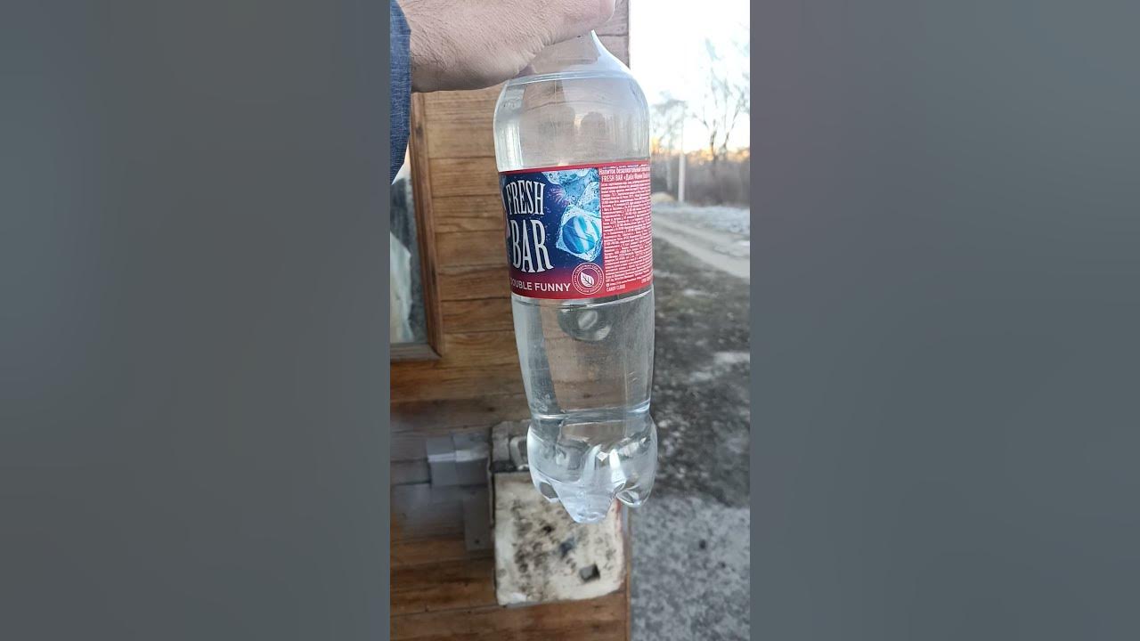 Замерзла вода в бутылке. Замерзшая бутылка. Вода в бутылке замерзает от удара. Вода моментально замерзает в бутылке. Почему при ударе вода в бутылке замерзает.