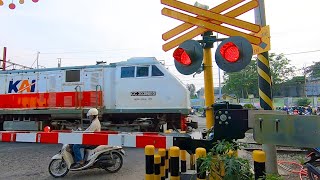 Download Lagu RAILWAY CROSSING 10 | Kompilasi Perlintasan Kereta Api Terbaru Artisiem MP3