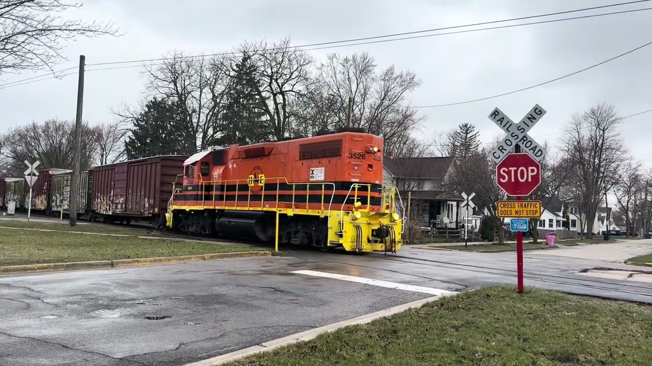 Huron & Eastern 3526 leads 800 northbound Saginaw- Bay city Michigan 