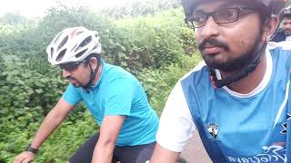 Are you afraid of dogs while cycling?Then don&#39;t forget to watch this video.