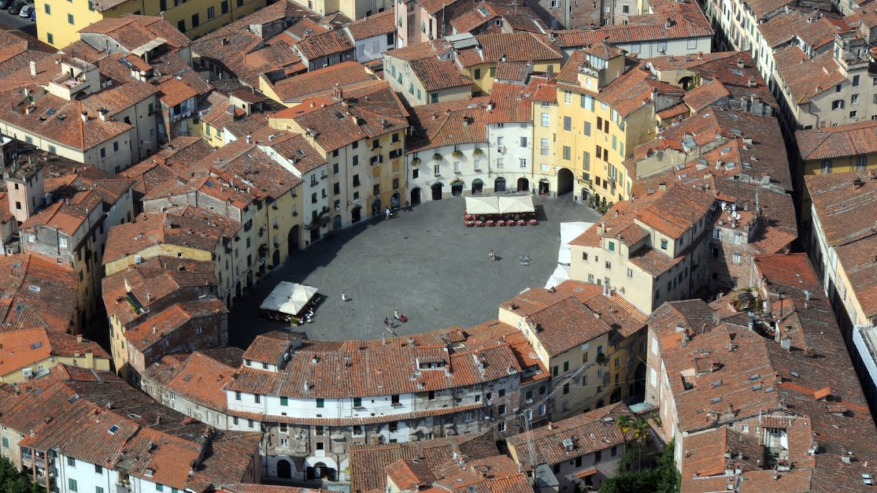 Piazza Anfiteatro a Lucca: come nasce una delle piazze più belle della  Toscana